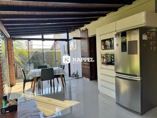 Sala de estar com portas de vidro que dão acesso a um jardim externo.