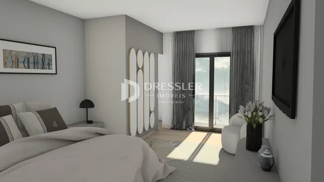 Quarto com cama e janela.