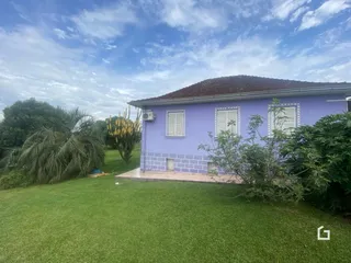 Fachada de uma casa em Lajeado, Brasil, com jardim gramado.