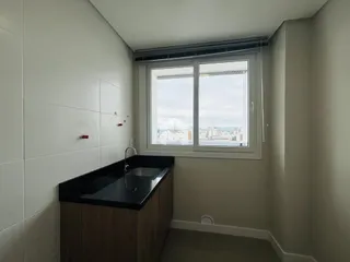 Foto de um banheiro com janela e bancada de madeira.