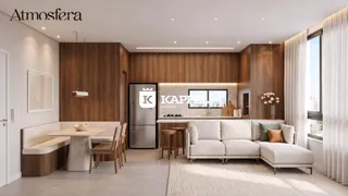 Sala de estar moderna com painéis de madeira e sofá claro.