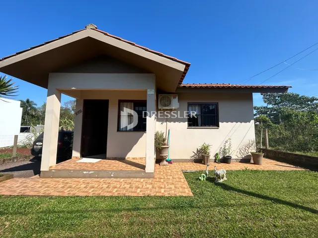 Fachada de uma residência em Lajeado, Brasil, com jardim gramado.