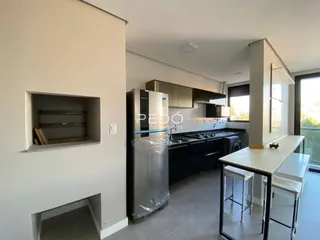Imagem de uma cozinha moderna em um imóvel no Brasil.