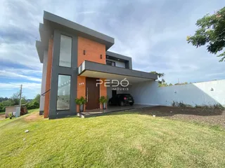 Fachada de uma residência moderna com jardim em Lajeado.