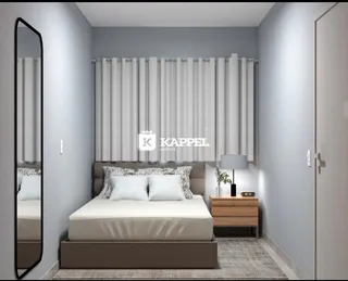 Quarto com cama e cortinas claras em um ambiente interno.