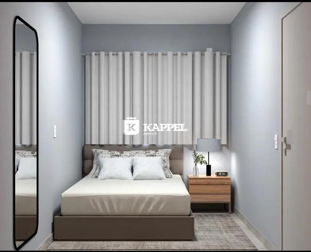 Quarto com cama e cortinas claras em um ambiente interno.