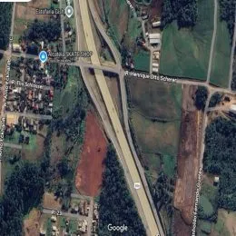 Vista aérea de uma área com vegetação e estradas em Lajeado, Brasil.