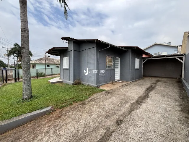 Fachada de uma casa em Lajeado, Brasil, com garagem e jardim.