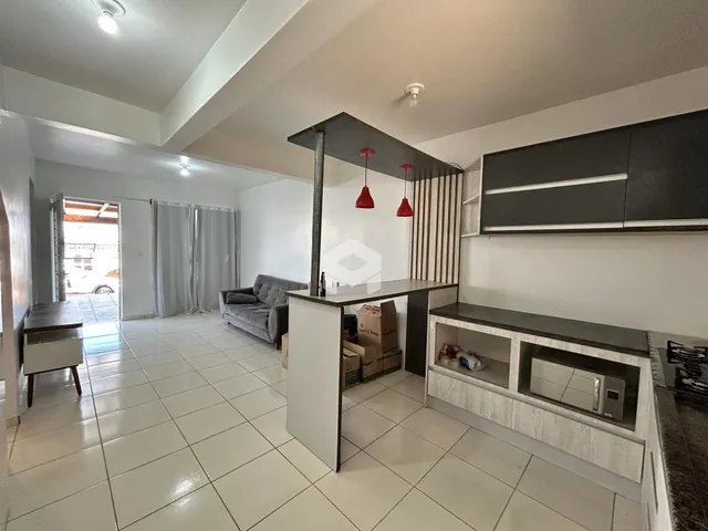 Sala de estar com piso de cerâmica branca e móveis modernos.