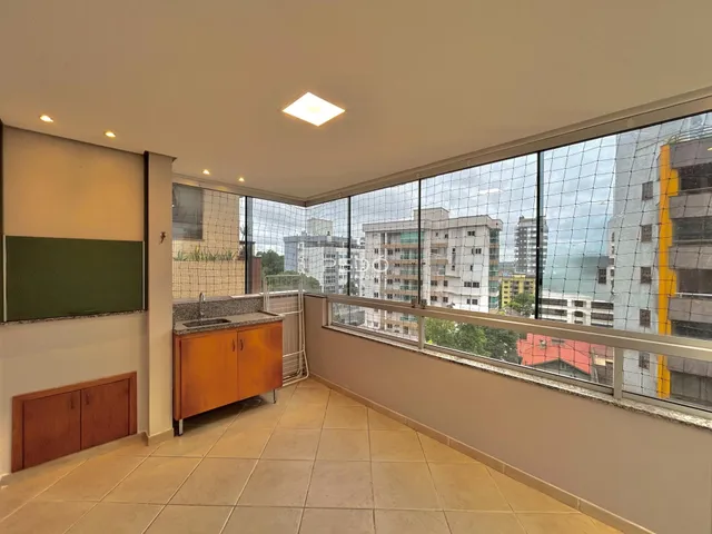 Sala de estar com vista para o horizonte da cidade.