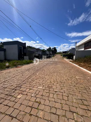 Vista da fachada de casas em Lajeado, Brasil, com uma entrada pavimentada.