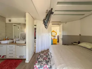 Quarto com banheiro adjacente em imóvel no Brasil.