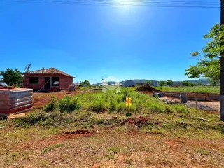 Vista externa de uma propriedade em construção no Brasil com terreno aberto.
