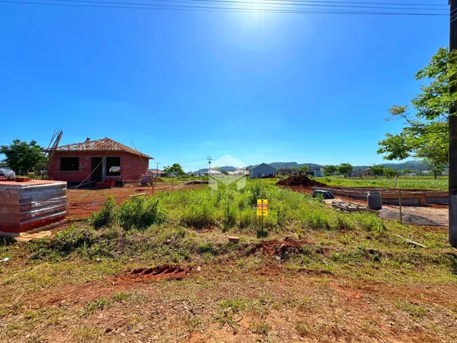 Vista externa de uma propriedade em construção no Brasil com terreno aberto.