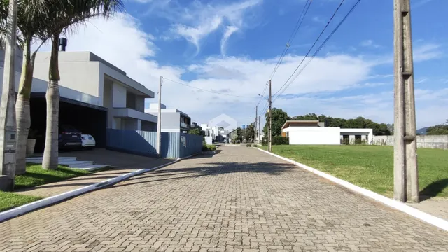 Vista da fachada de uma rua residencial em Lajeado, Brasil.