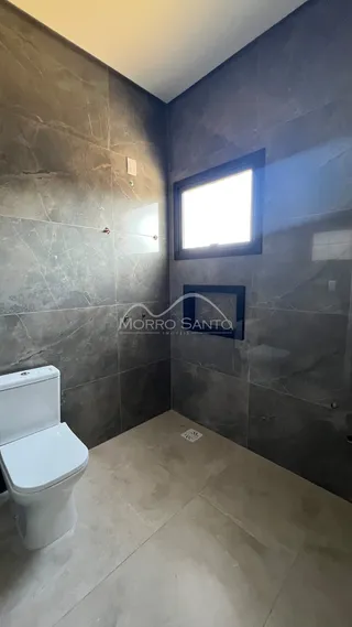 Banheiro com piso de cerâmica e vaso sanitário branco.