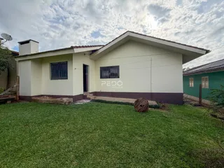 Fachada de uma casa em Lajeado, Brasil, com gramado verde.
