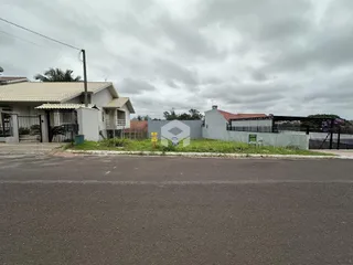 Fachada de uma residência com cerca e portão em Lajeado, Brasil.