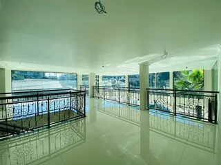 Vista de um corredor amplo com grades de ferro em um imóvel em Lajeado.
