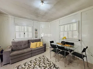 Sala de estar com sofá e mesa de jantar em um imóvel no Brasil.