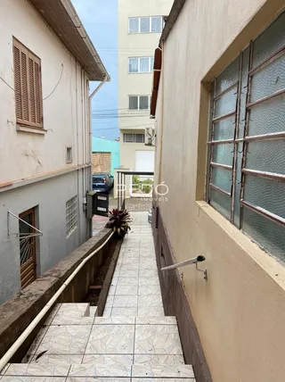 Vista da passagem entre dois edifícios residenciais em Lajeado.