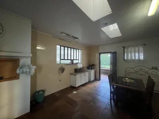 Este é um quarto com cama e janela em uma residência.