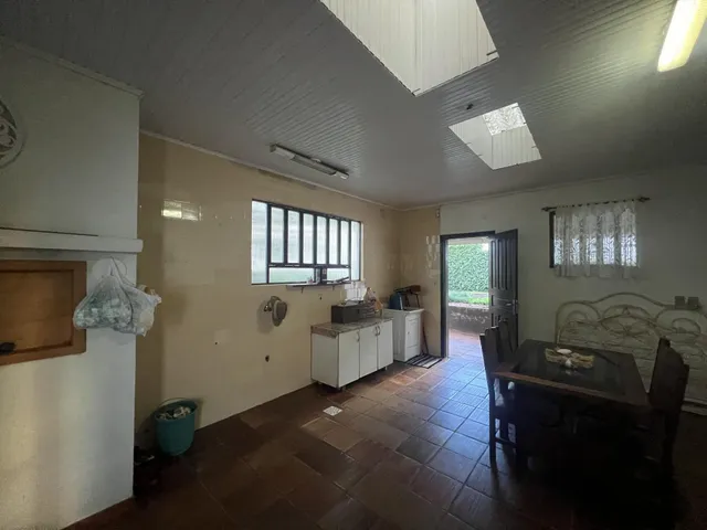 Este é um quarto com cama e janela em uma residência.