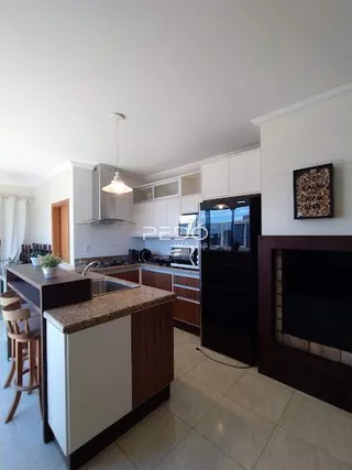 Foto do interior de uma sala com armários e bancadas.