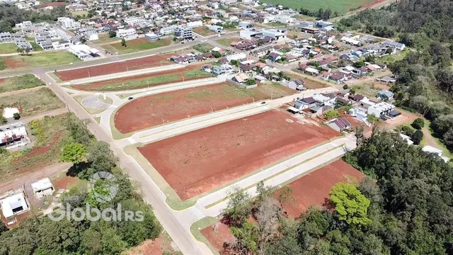 Vista aérea de uma área de terra com campos e residências em Lajeado, Brasil.