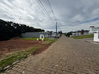 Vista externa de uma propriedade com terreno e estrada em Lajeado.