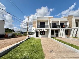 Fachada de uma casa moderna em Lajeado, Brasil, com jardim frontal e calçada.