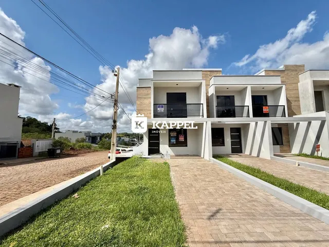 Fachada de uma casa moderna em Lajeado, Brasil, com jardim frontal e calçada.