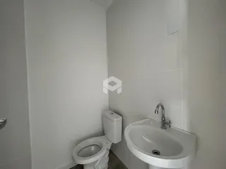 Foto de um banheiro com azulejos brancos.