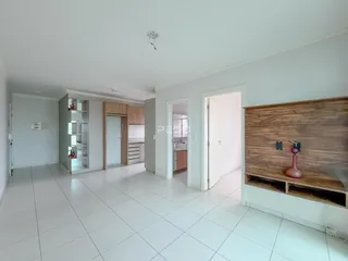 Interior de uma sala com piso de cerâmica branca e armários de madeira.