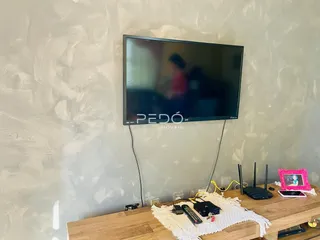 Uma parede interna com uma televisão montada.
