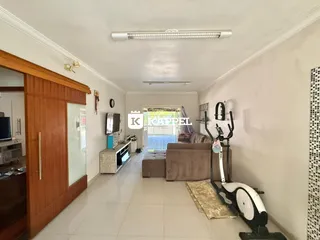 Sala de estar com sofá e acesso a uma área externa.