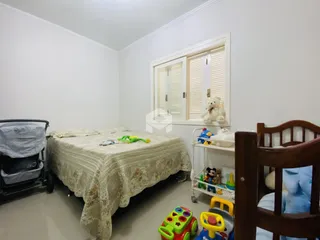 Quarto com cama e janela em uma residência.
