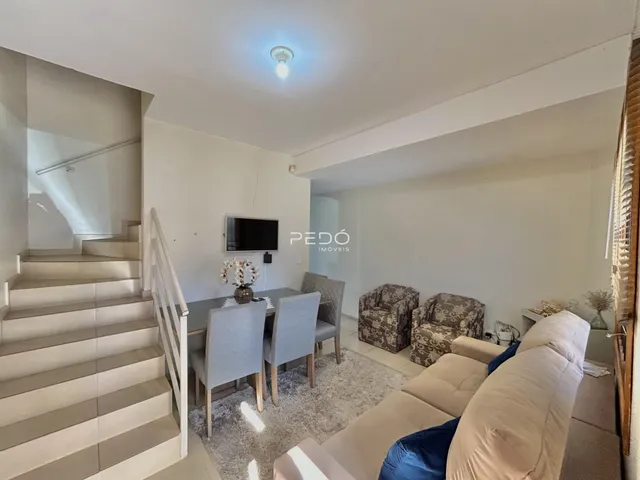 Sala de estar com área de jantar e escadaria em imóvel no Lajeado.