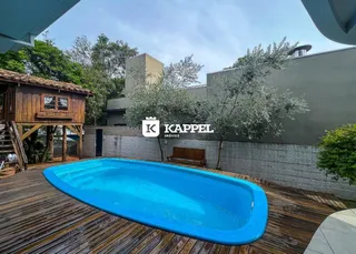 Piscina azul em um deck de madeira ao ar livre.