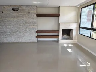 Sala com parede texturizada e lareira em ambiente interno.
