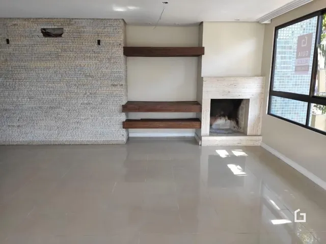 Sala com parede texturizada e lareira em ambiente interno.