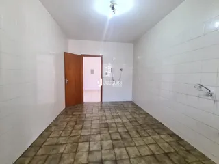 Corredor interno com piso de cerâmica e paredes brancas.