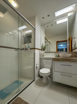 Foto de um banheiro moderno com box de vidro e piso de cerâmica.