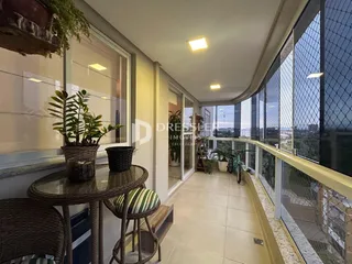 Sala com vista para a cidade com janelas amplas e grade de segurança.