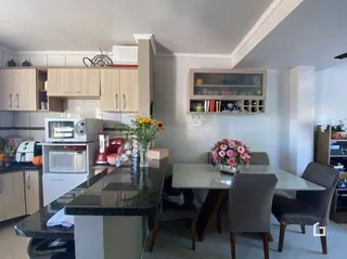 Cozinha com armários de madeira e bancadas modernas.