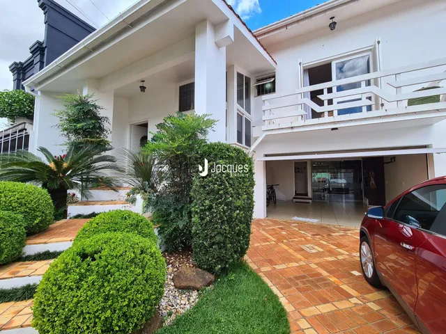 Casa com 4 dormitórios