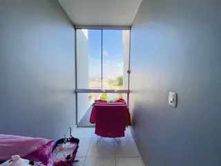Vista interna de um cômodo com grande janela de vidro.
