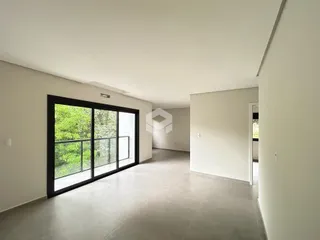 Ambiente interno com porta de vidro e vista para o exterior.