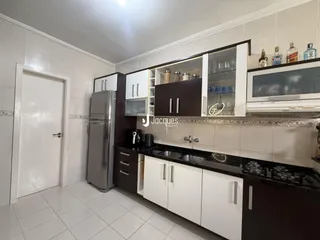 Foto de uma cozinha moderna com armários escuros e bancadas pretas.