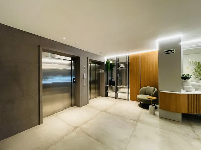 Foto do interior de uma sala de estar moderna com piso de cerâmica.